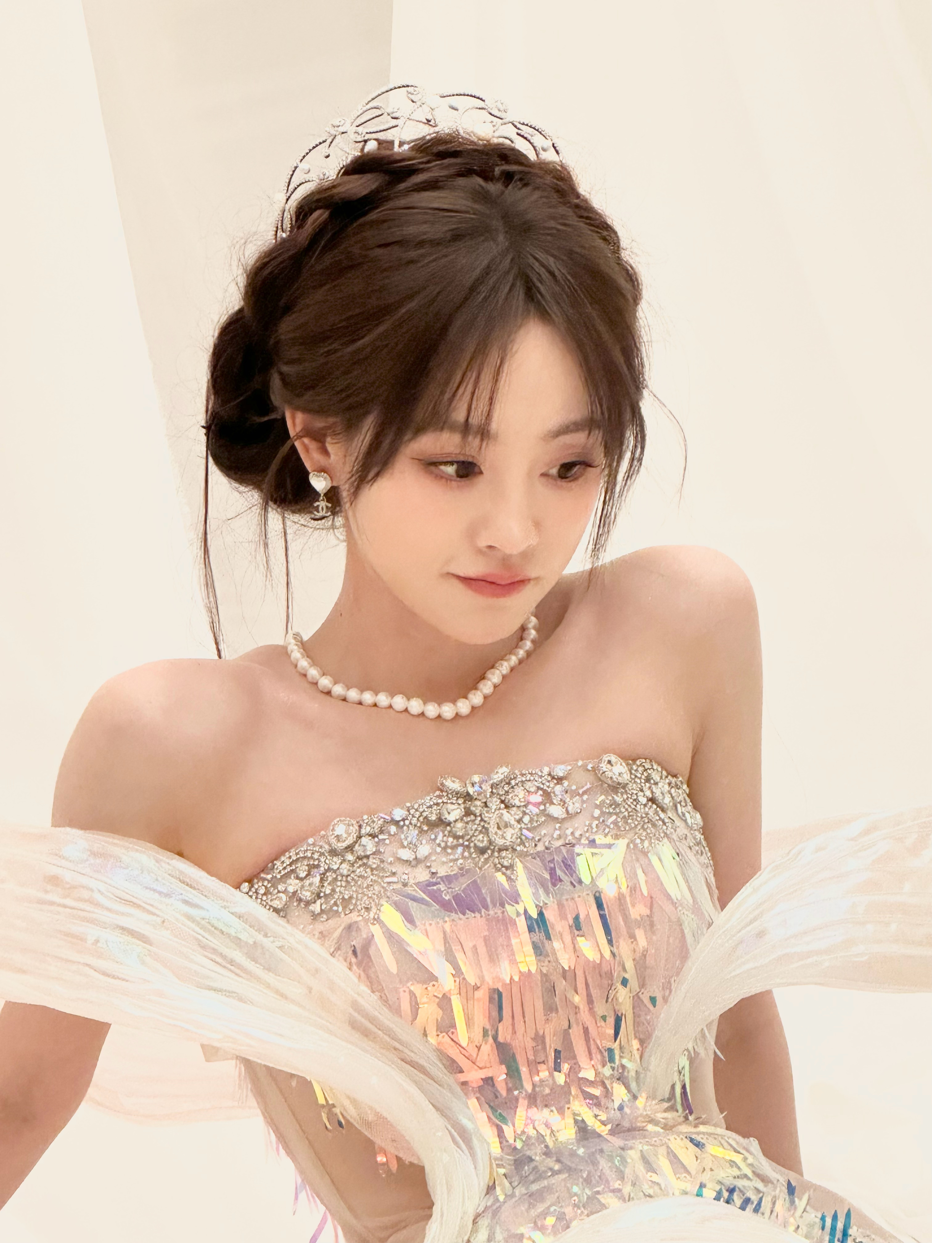 祝绪丹 言情小说里的美貌  祝绪丹真的红气养人，今天星光大赏两套造型都很美 