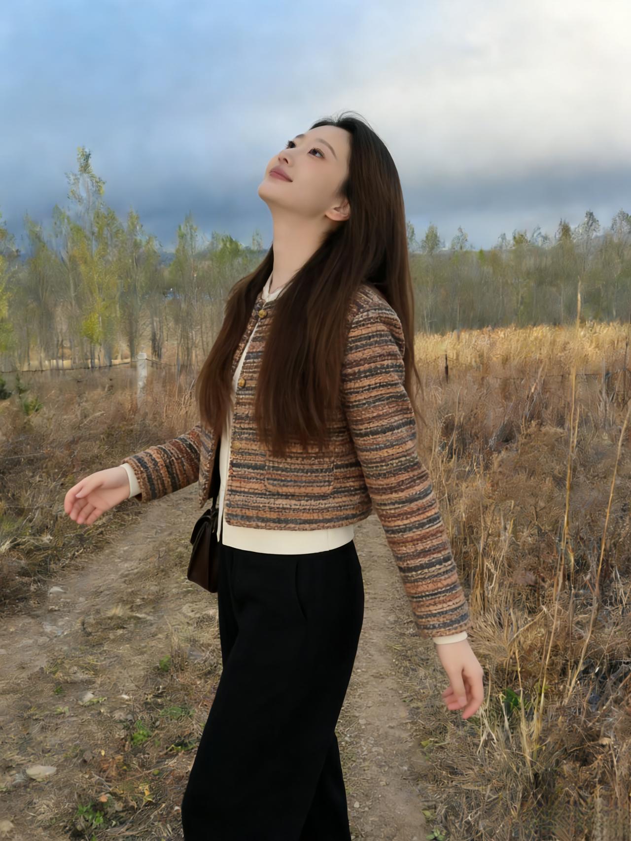 焦糖色的织纹毛衣
混着阳光与泥土的颗粒感
你站在田埂上，像刚从旧时光里
裁剪出来