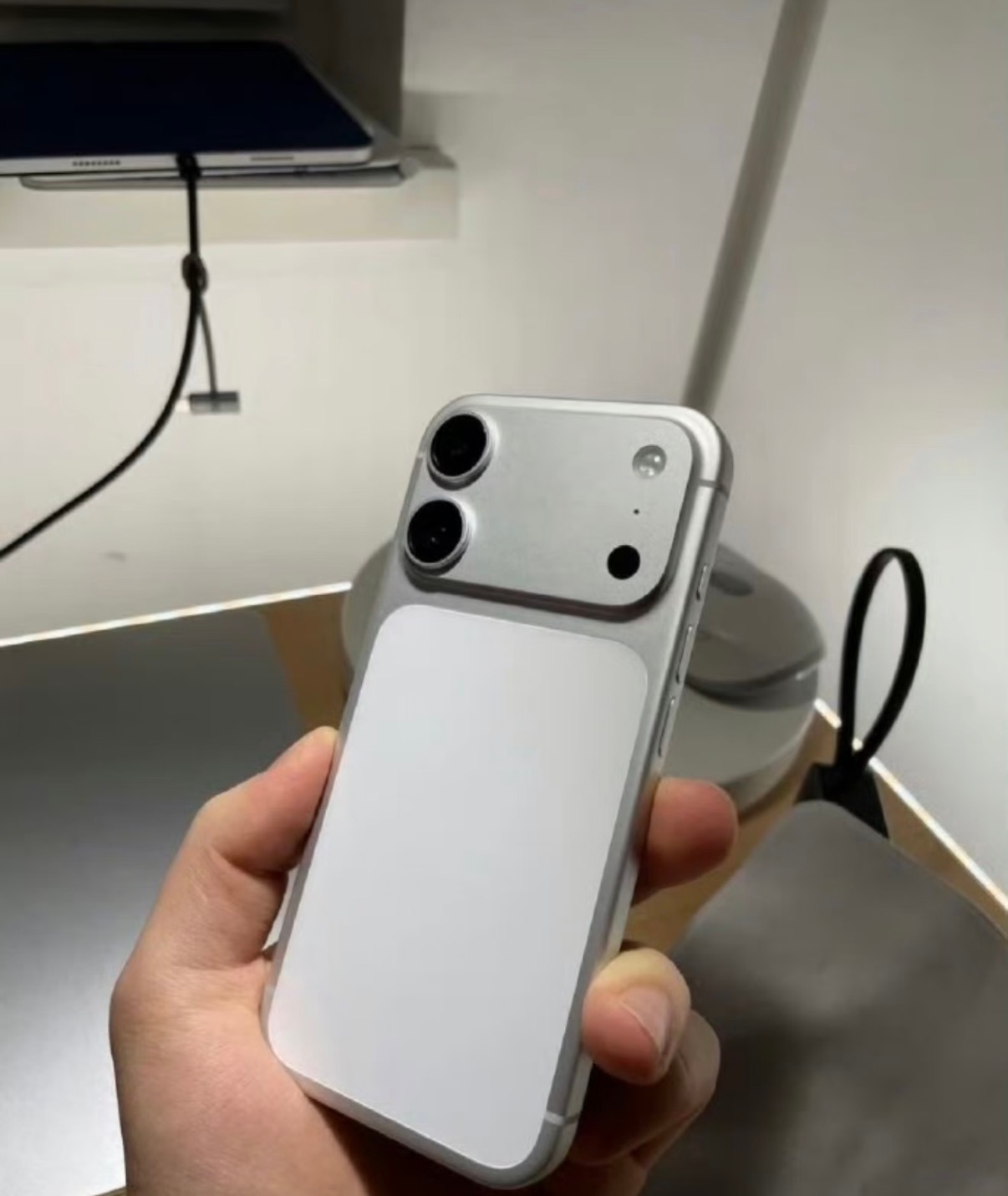 iPhone18标准版外观曝光可以看出采用了去年的全新模板诶其实也是一件美事…今