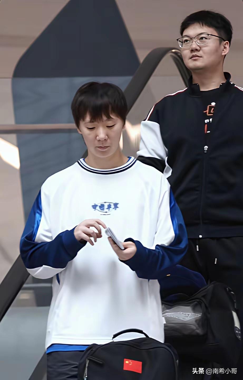 曼昱出发了，
看上去依旧是那么的从容不迫，
自信中带着点倔强，

一身宽松休闲卫