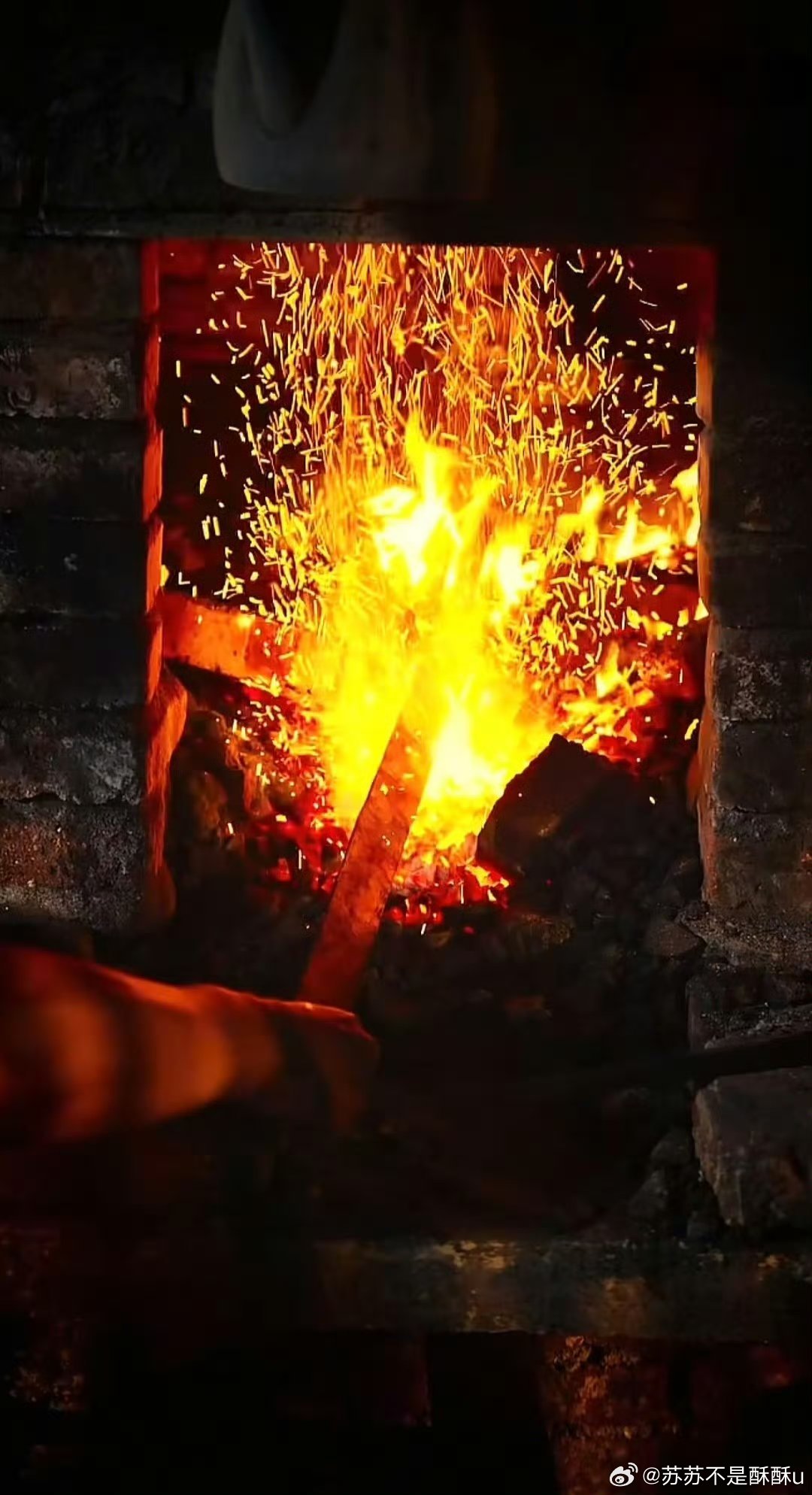 陨铁淬剑铸就中式顶级浪漫天外之铁，人间成诗。陨铁淬剑，是星河与烟火的相遇，是古法