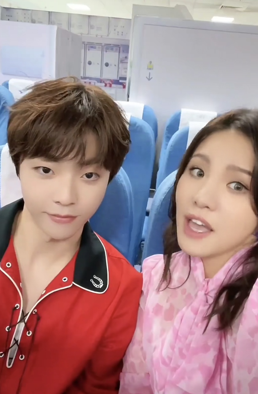 面试现场放《小时代》主题曲，别人都在怀旧，谢依霖在算账。前奏刚起来她就紧急喊停，