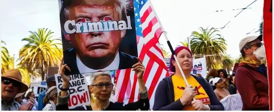 现实打脸来了， 美国50州全乱套， 900多万人上街，这次抗议要创历史了！

这