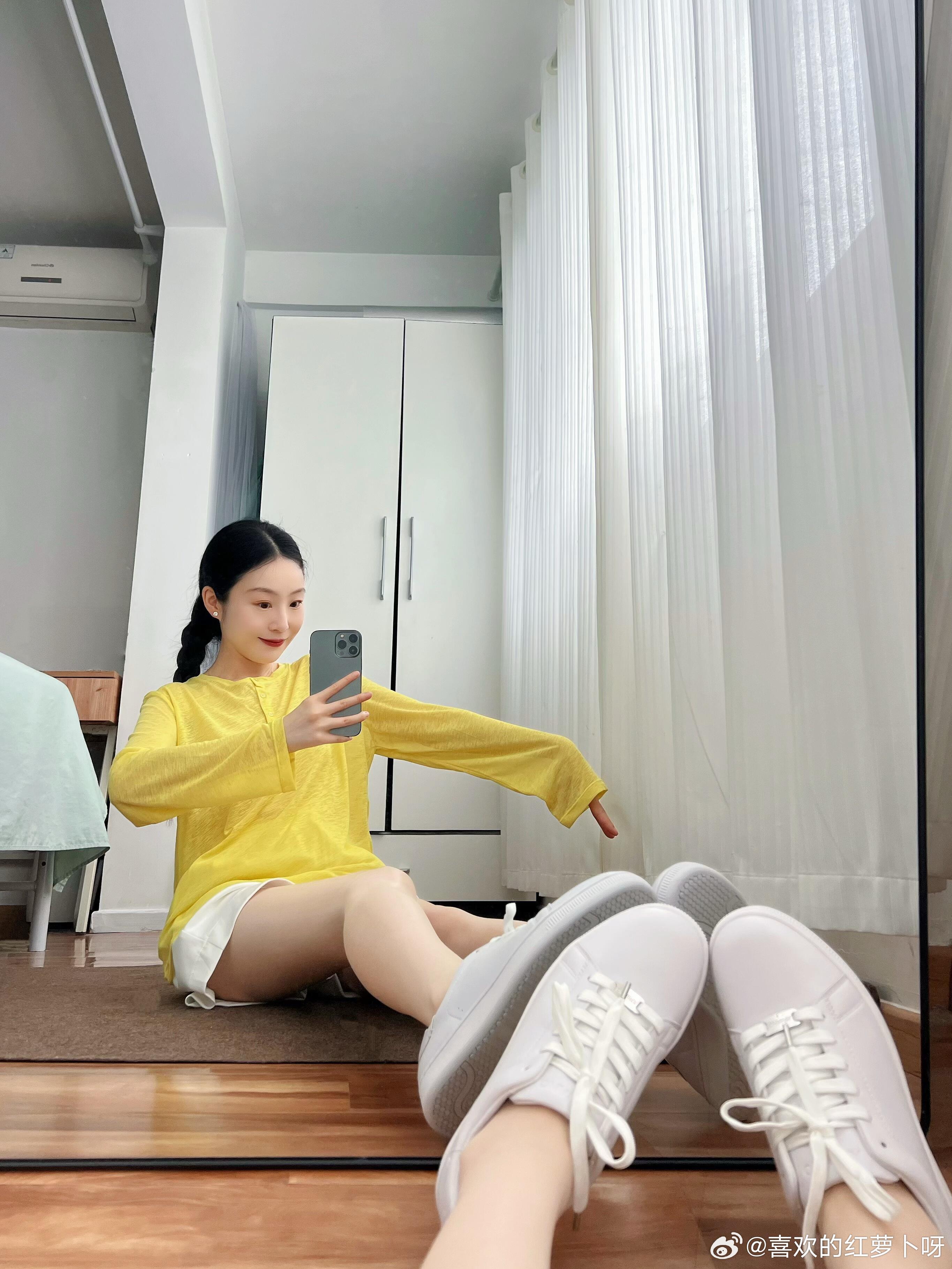 极简小白鞋与超薄丝袜，承包了日常的OOTD 