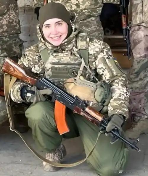 一名乌军女兵接受乌电视台采访，被问前线更缺人还是无人机时，她坦言：前线最缺的是人