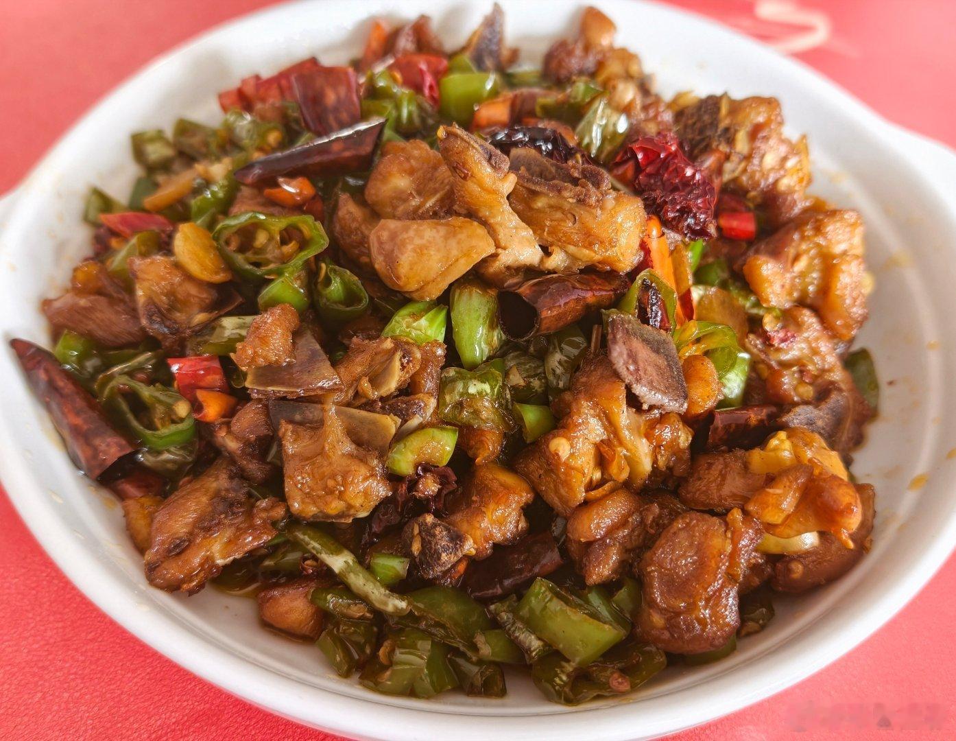 辣子鸡上桌，米饭自动续碗。 