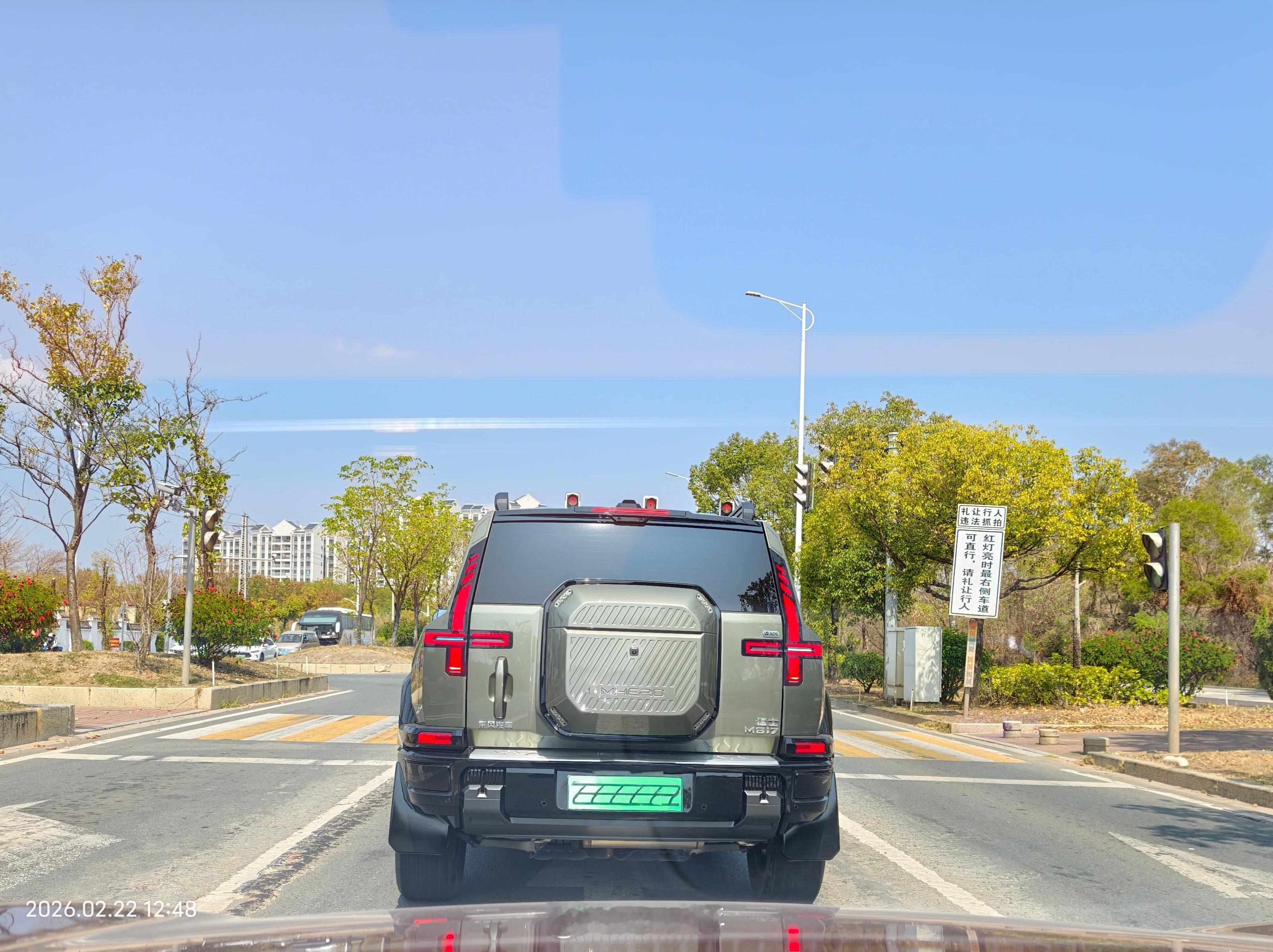 在城区开个智能辅助驾驶小蓝灯回头率很高，经常有人拍照。有人羡慕，但估计也有人吐槽