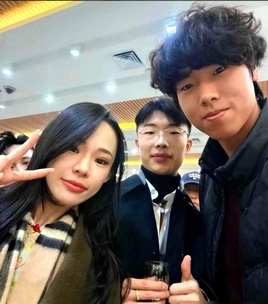 一周时间，神坛就被拆了。
婚前那场直播还在刷2700万观看、礼物破亿的传闻，风头