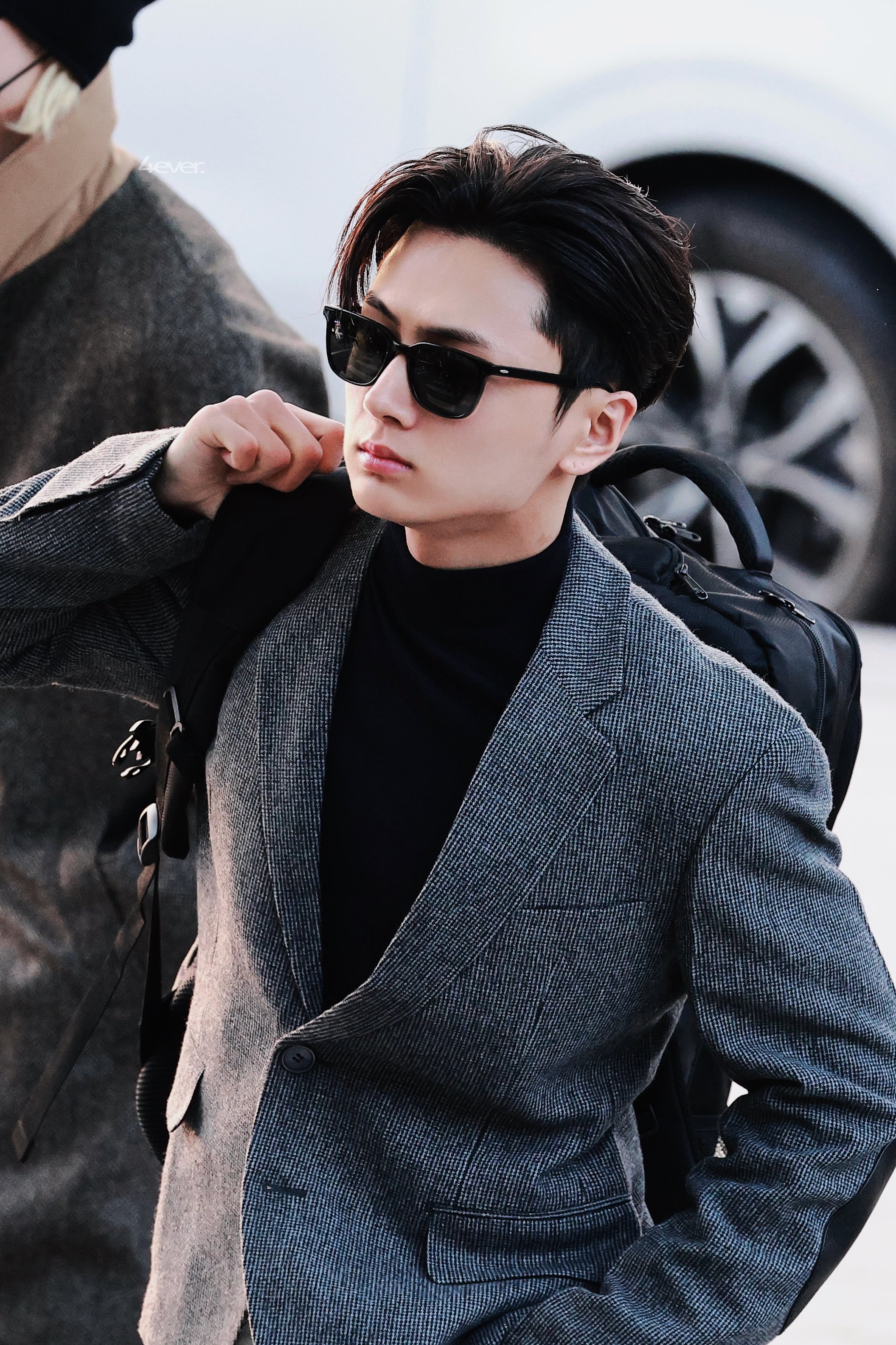 今日朴综星机场图，隔着屏幕都能感受到强大气场 