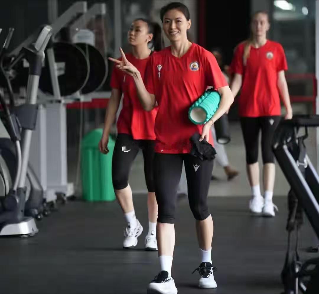 📸缪依雯巴西训练照2025年女排世俱杯女排