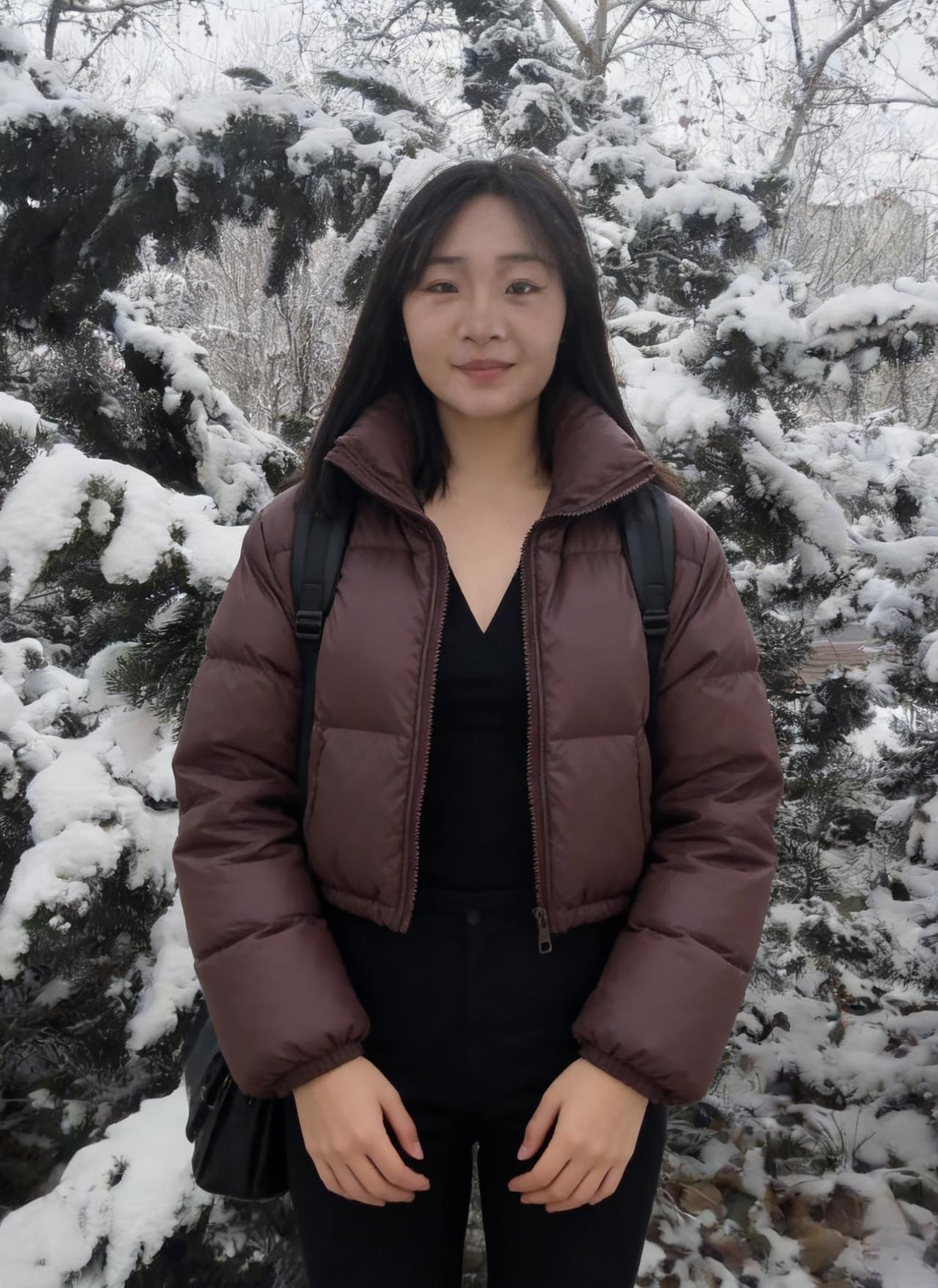 琼枝凝玉屑，倩影立芳丛。
衣染胭脂色，眸含秋水瞳。
松风梳鬓发，雪意润眉峰。
一