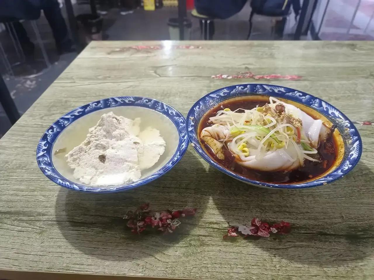 差不多三十多年了，每天的早饭都是热面皮菜豆腐，百吃不厌，而且早上若不吃这个，吃别