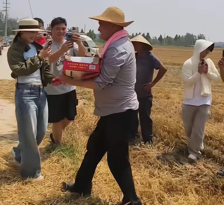真正不忘初心的农民歌手，只有朱之文

看过太多农民歌手，一旦成名走红、有了名气和