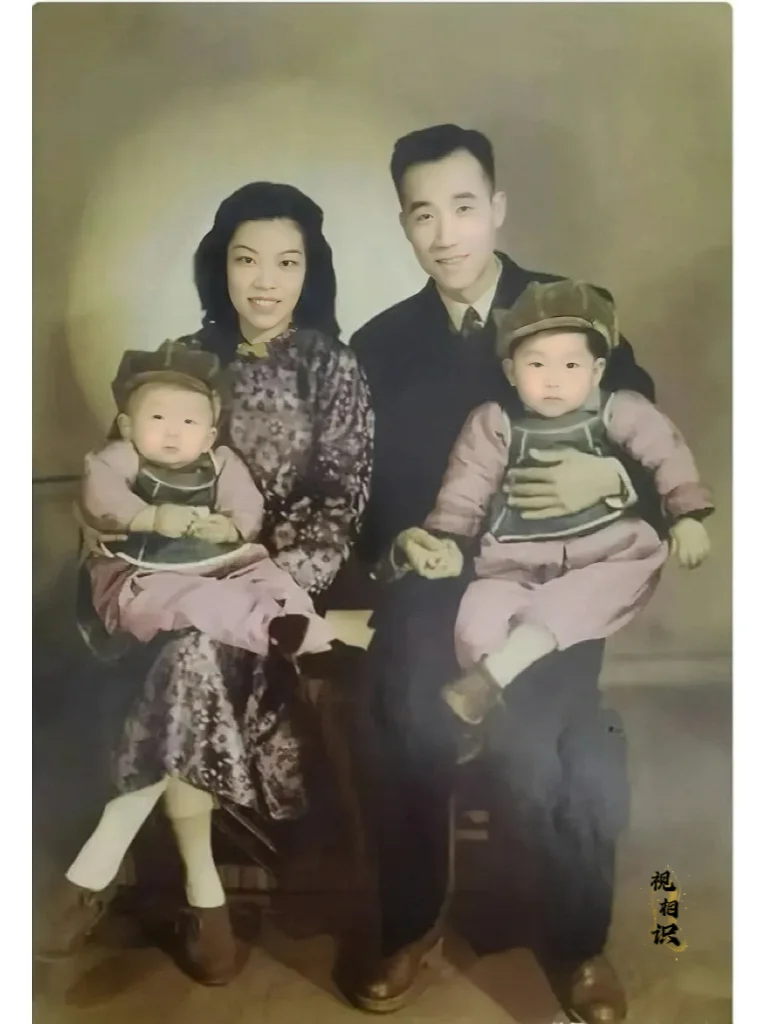 1947年，侯宝林，王雅兰夫妇抱着长子侯耀中，次子侯耀华留下的合影照片...