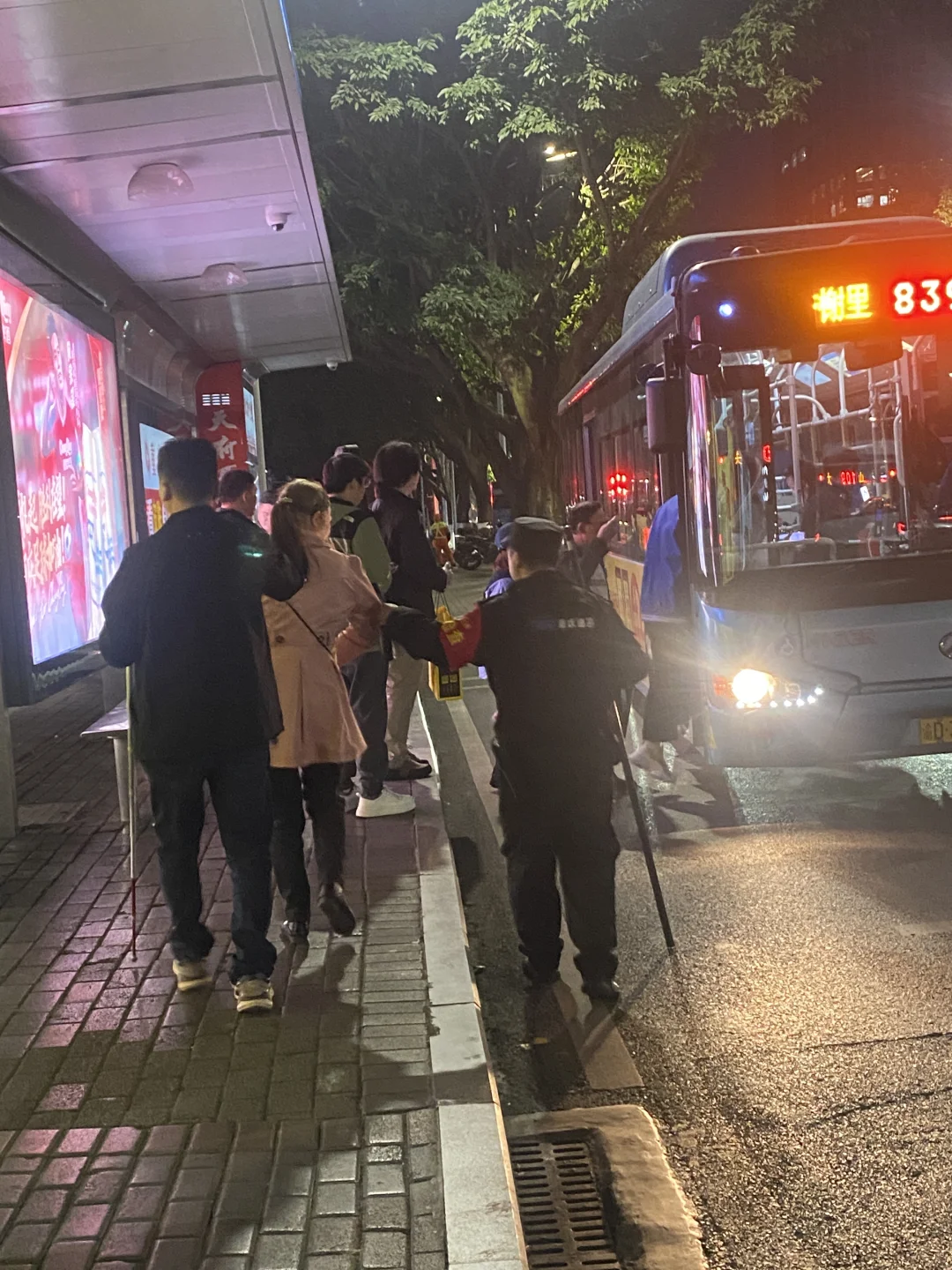 谁懂啊！重庆轻轨这一幕真的让人暖暖的