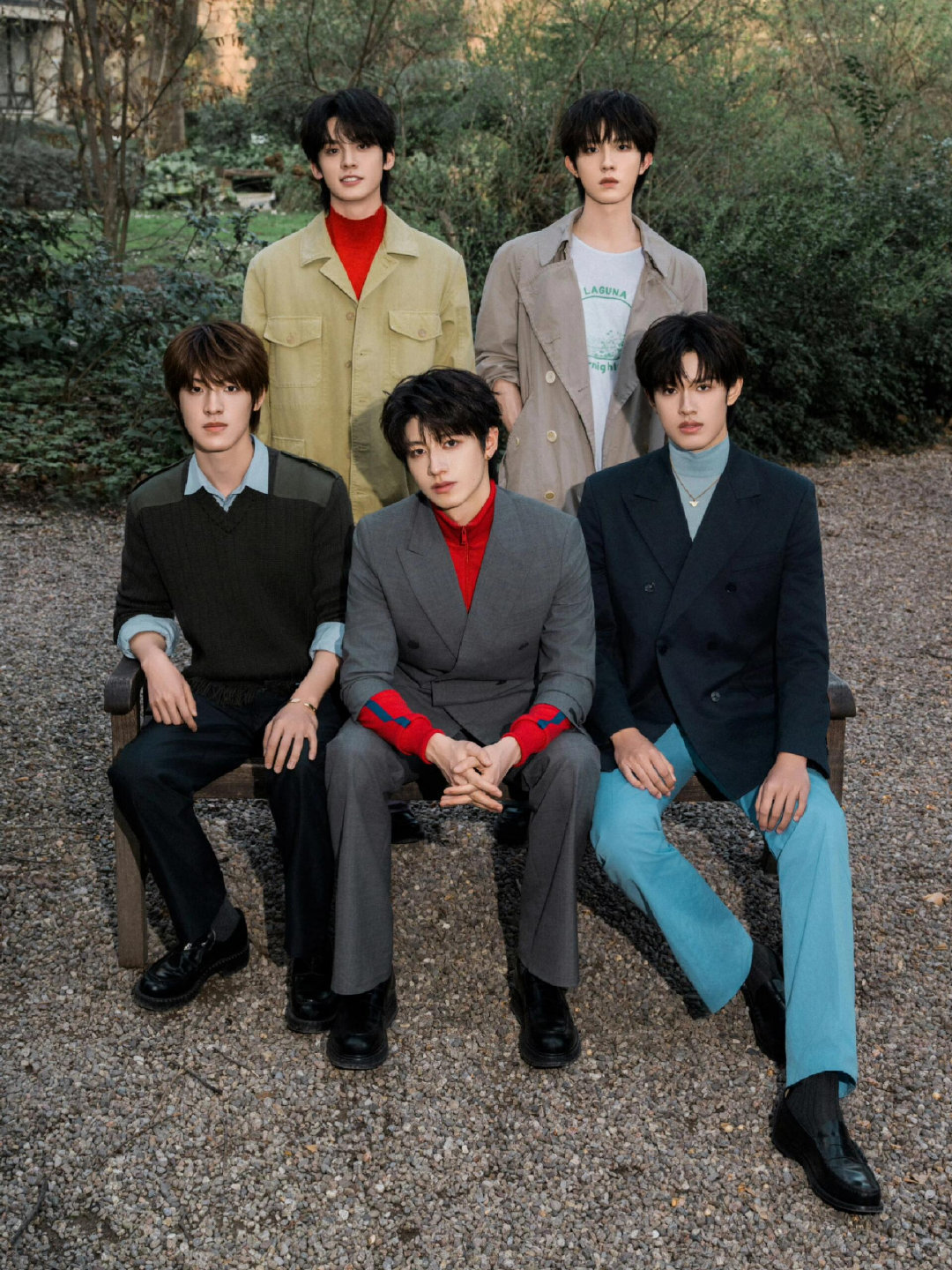 TOP登陆少年亮相Prada大秀，全员身穿普拉达2026春夏系列秀款礼服，再次登