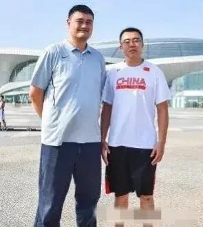 太炸裂了！对比一下这三张照片，你发现了问题没有？问题真的不少呀！同为三个男人“兄
