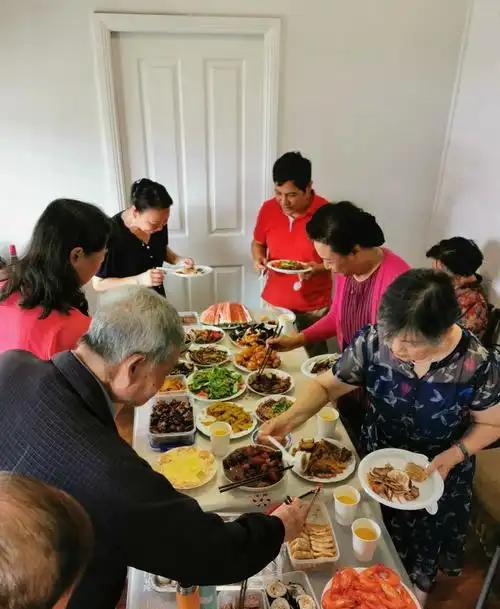 11月24日，湖北，一男子醉酒上茅房时，不慎脚底打滑跌入粪坑中溺亡，事后，男子亲