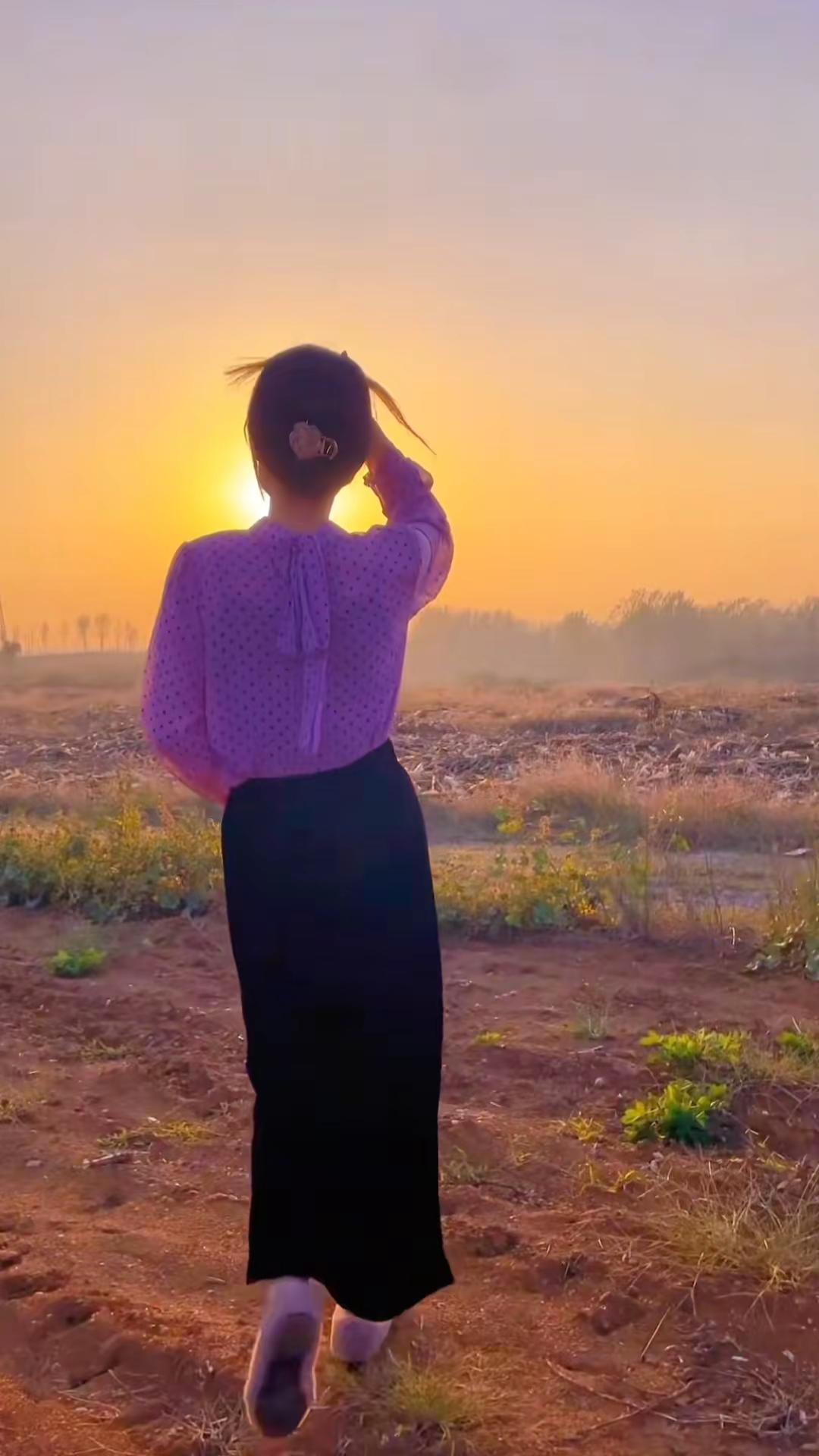 难走的路走了一程又一程  难听的话听了一句又一句  我无话可说  哪有那么多为什