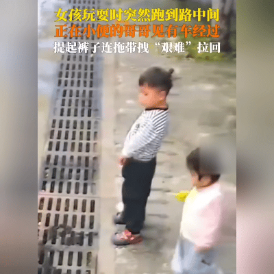 心都提到嗓子眼！马路中央，小车擦身而过，一个摇摇晃晃的小身影猛地发力，把妹妹从危