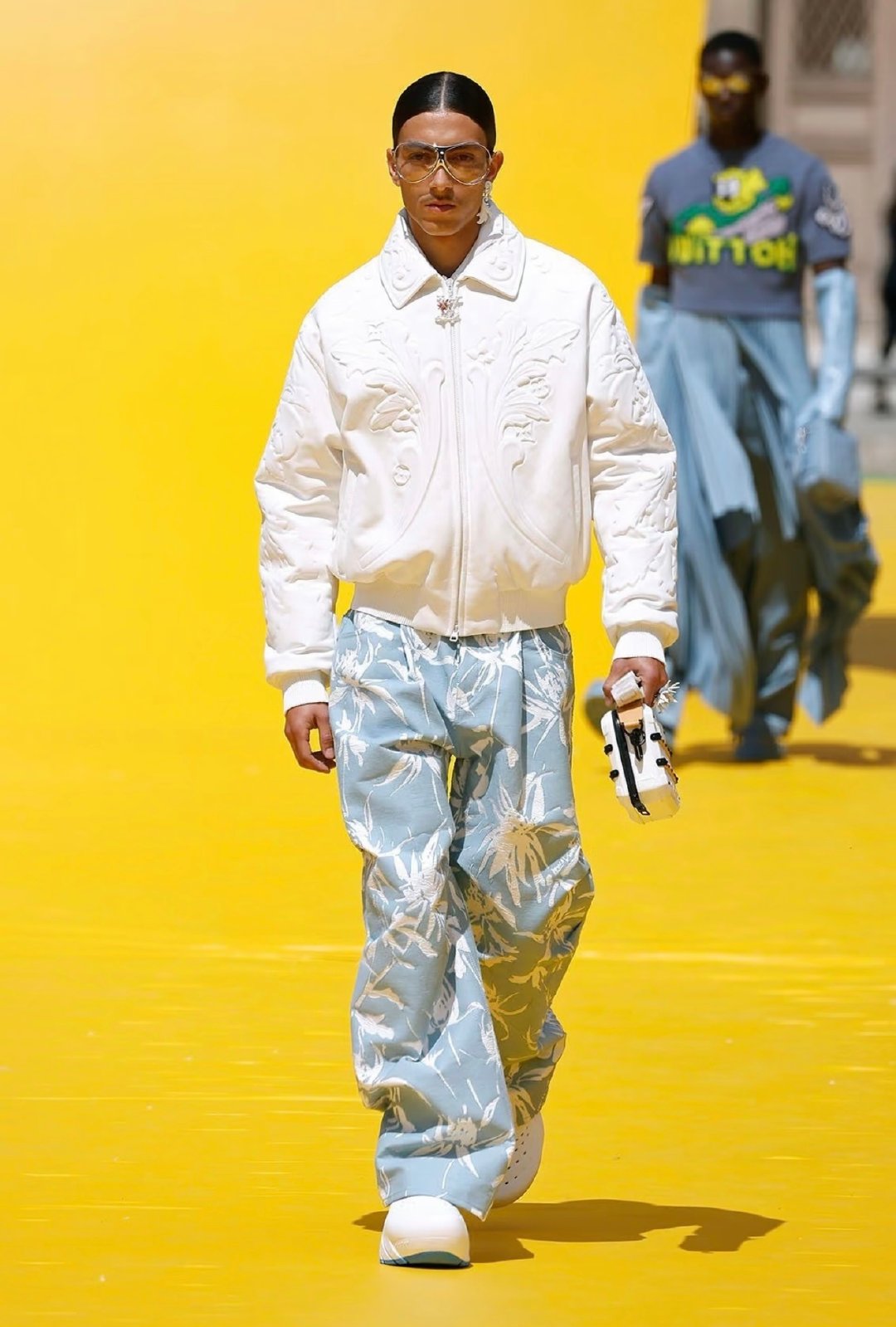 Louis Vuitton再助力，继机场全套LV dress后，云旗个人曼谷演唱