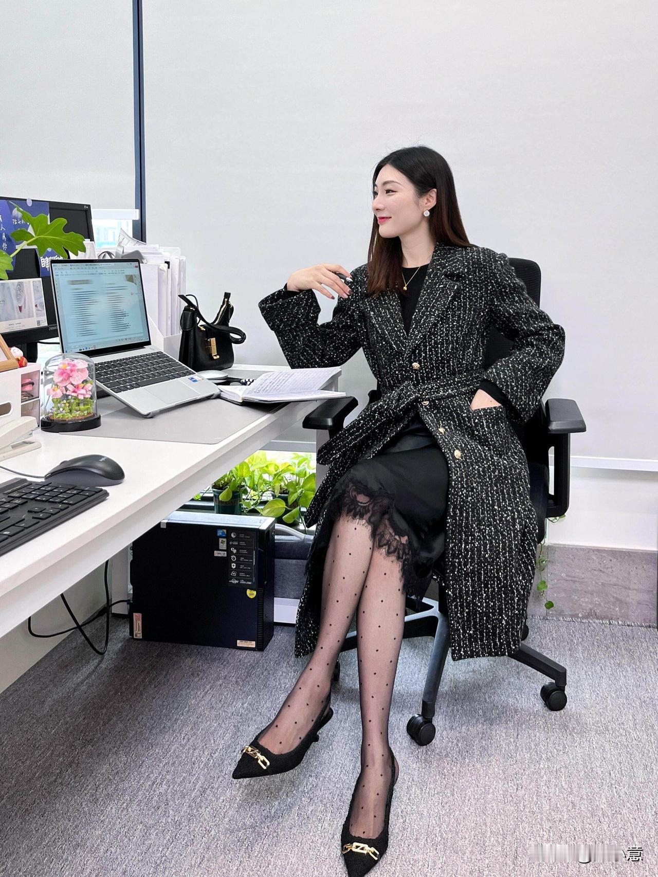 领导的穿搭｜大衣下的小心机～||年前约会look，蕾丝+黑丝太精致了
放假倒计时