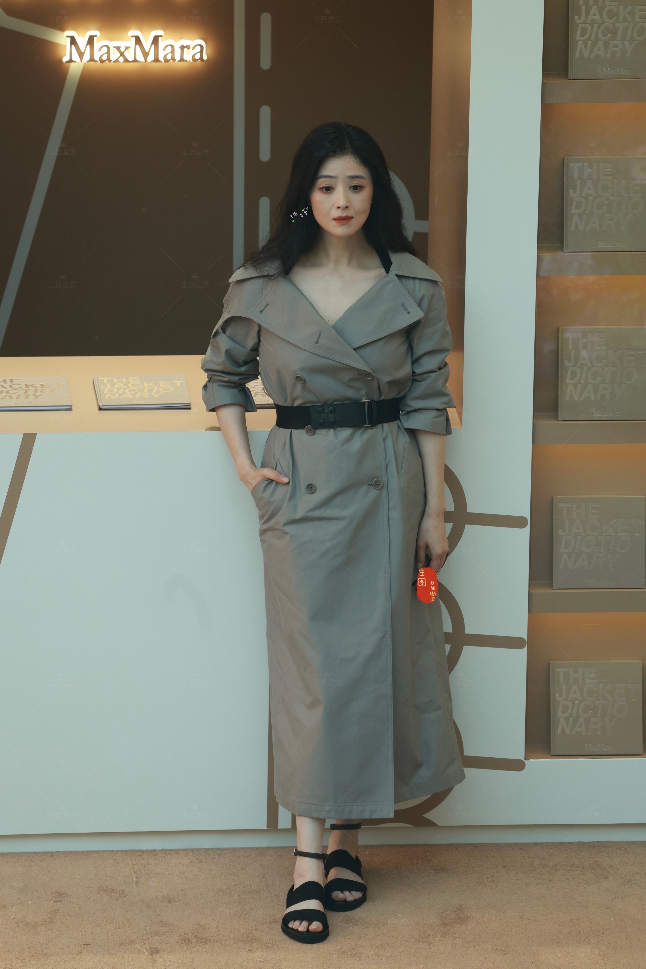 蒋欣今日三里屯外拍娘娘气质冷飒独美