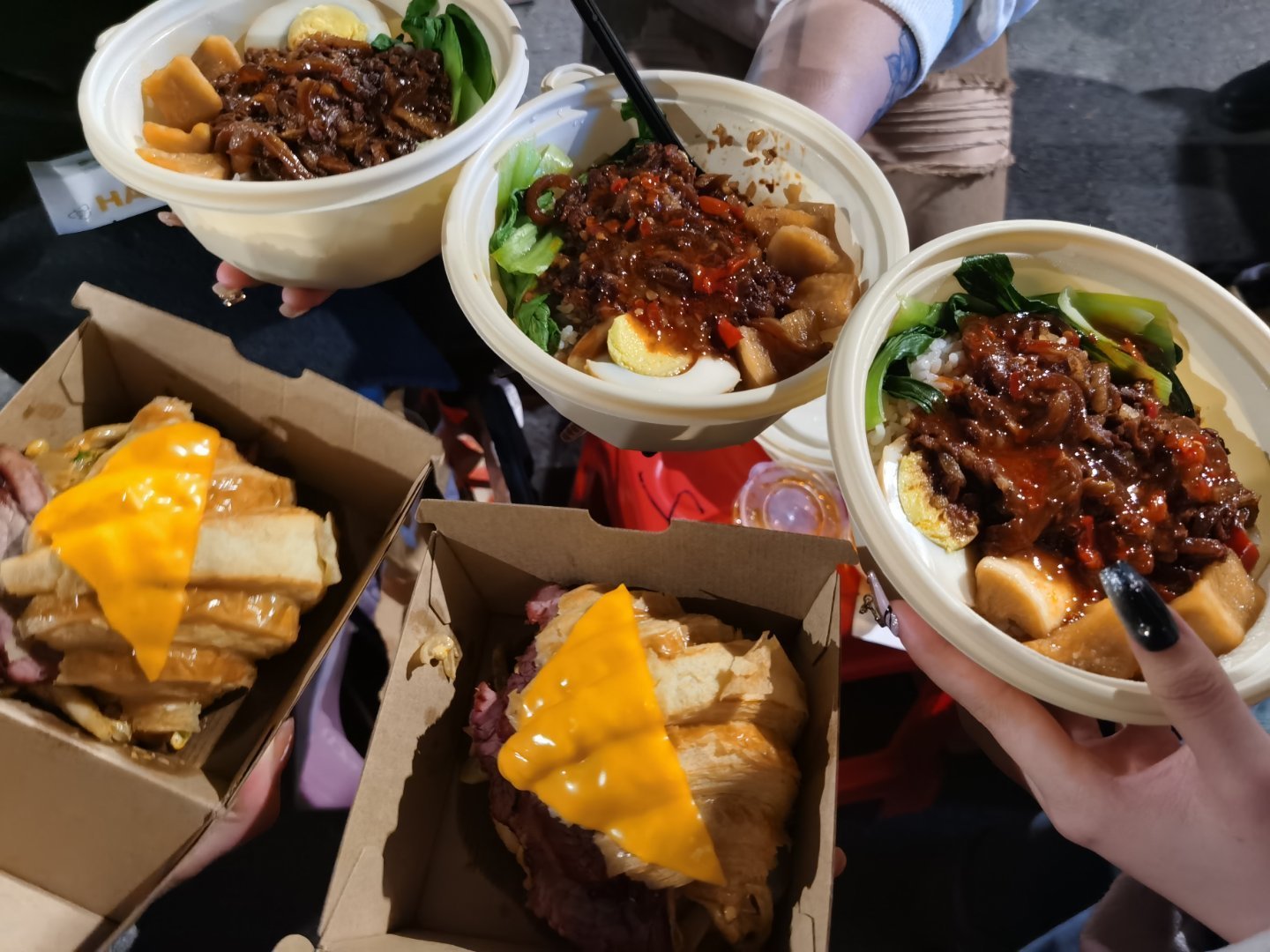 他请他的小女孩们吃小蛋糕、披萨、卤肉饭，喝咖啡、奶茶！她们为了他从全国各地奔赴而