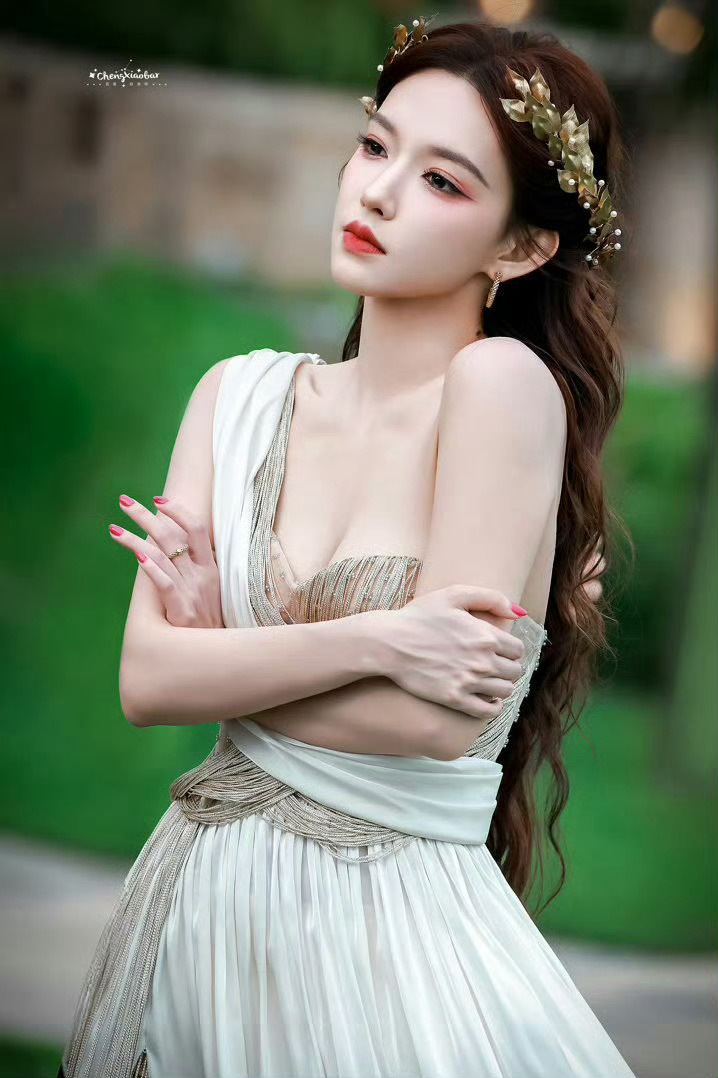 程潇复刻古希腊女神费加罗超级假日红毯之上，程潇带来复刻古希腊女神的完整造型。月桂