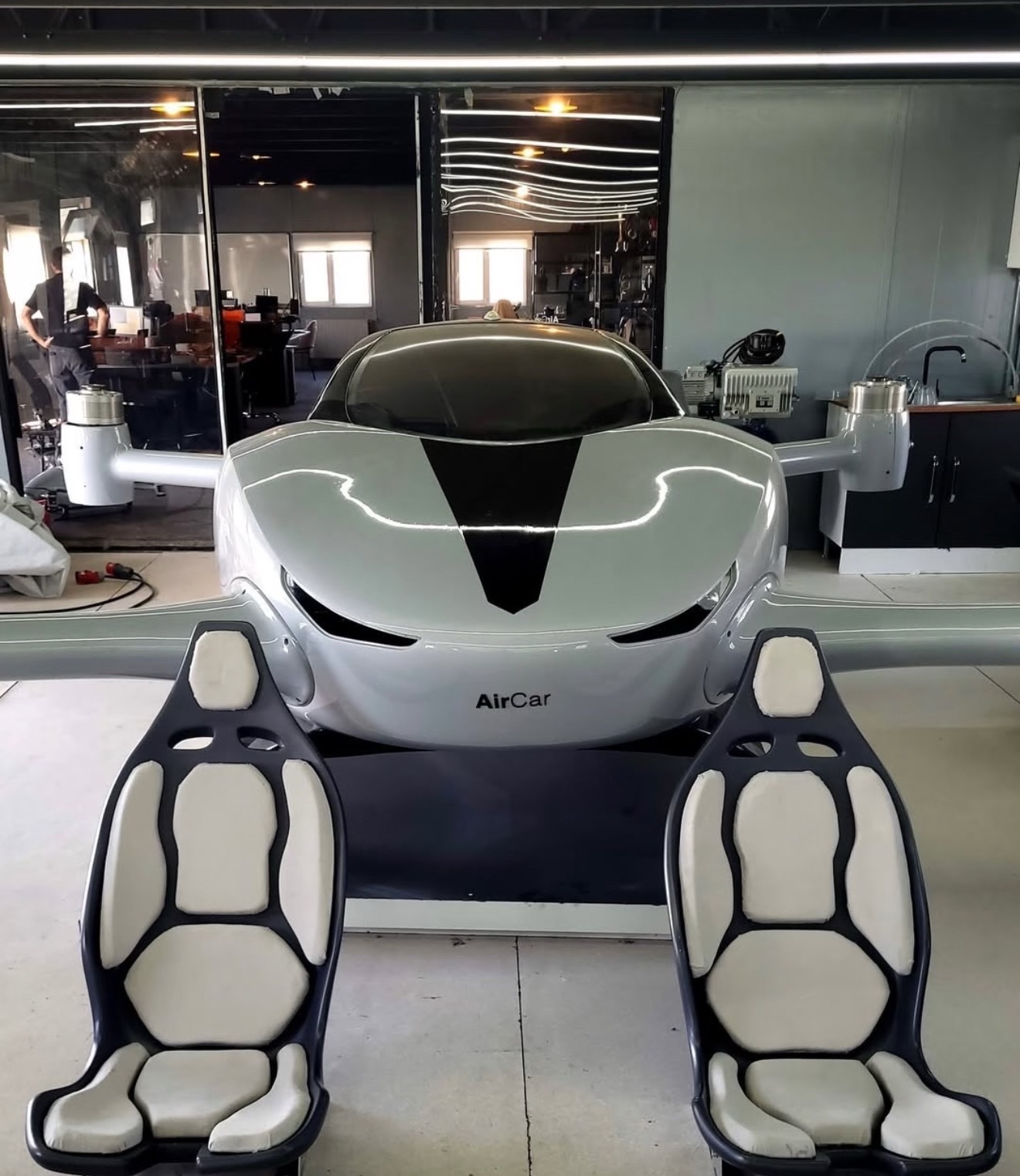 每一个细节都很重要。科技 从结构到座椅，正在设计AirCar，使其内部感觉精致，