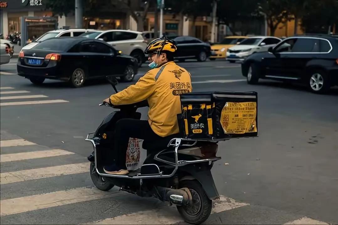 骑手强制休息？
饿了么推行骑手强制休息日，
这当然是好事，
休息是劳动者的权利，