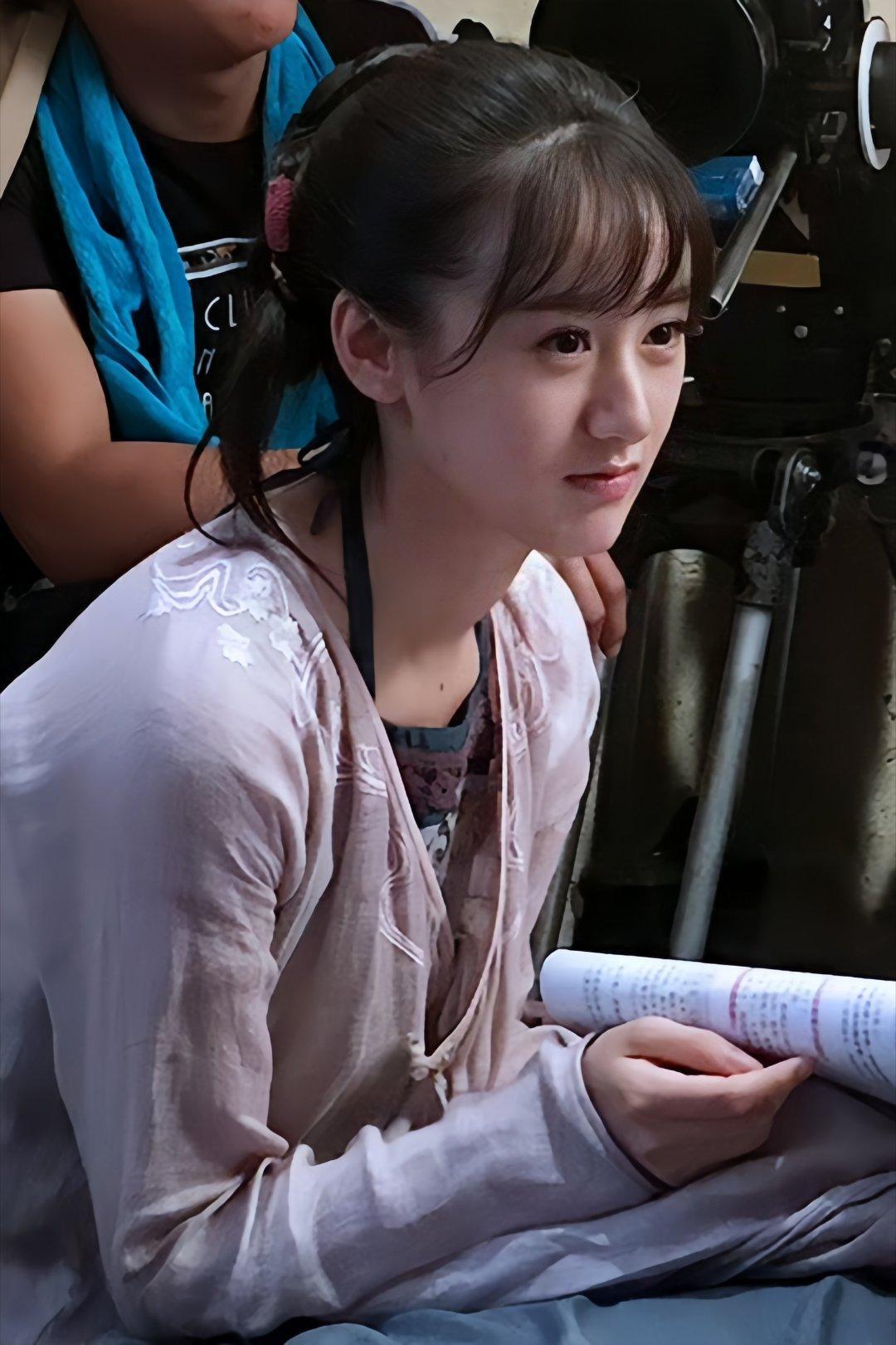 幼娘那双水灵灵的大眼睛像似柔弱！实质上的幼娘抡起棍子就把坏人打了个落花流水…袁冰