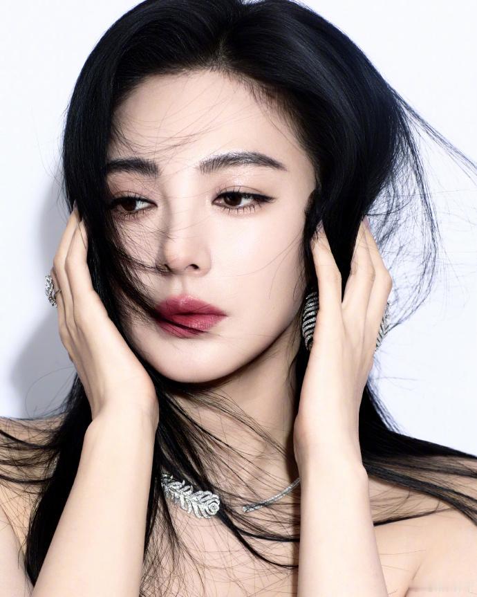 张雨绮好美的腰臀比 又是给我们带来了不同的时尚氛围感了呀，好喜欢这一套造型呀，g