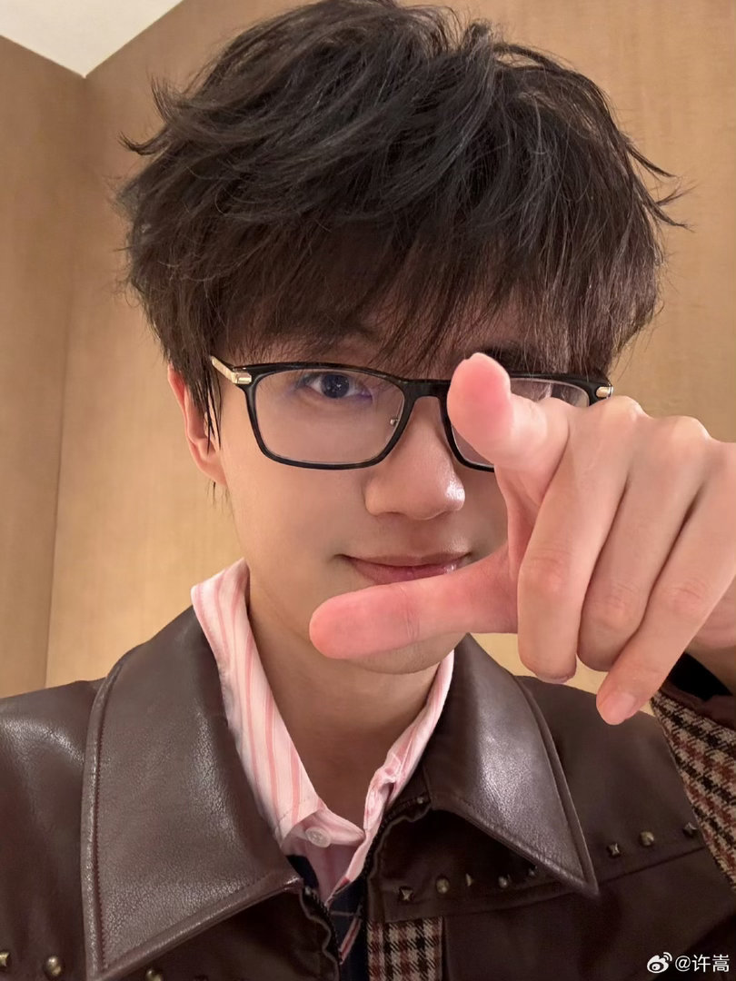 许嵩演唱会防暑准备好贴心 许嵩武汉演唱会洒水降温那段我直接看愣了！水雾里出彩虹是