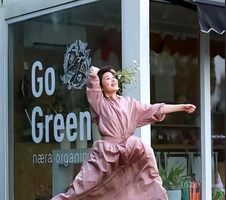 53岁的吴越把佘山那套300多平的别墅卖了，转身在静安区人民医院边上，换了个22