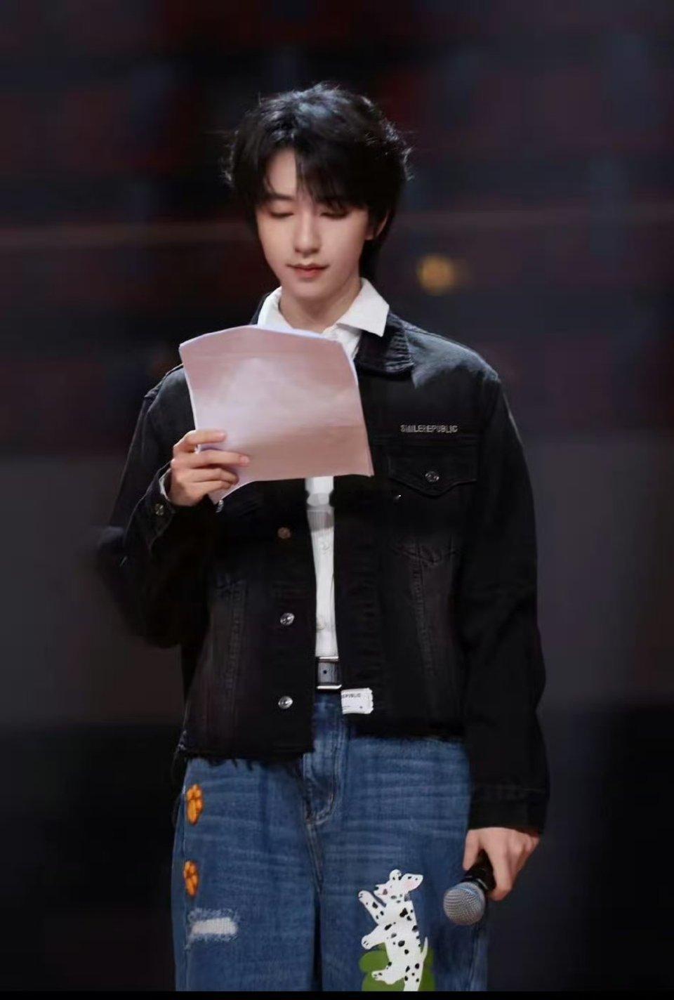 贺峻霖跨界坐镇王者荣耀挑杯决赛 专业主持点燃电竞盛宴【快讯】2026年1月2日，