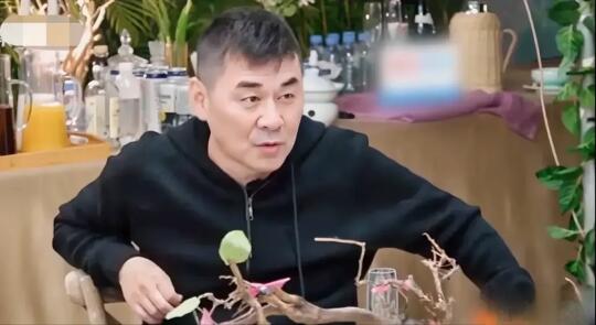 一次，主持人问陈建斌:“你看过多少次《甄嬛传》？”陈建斌却说:“没看过...