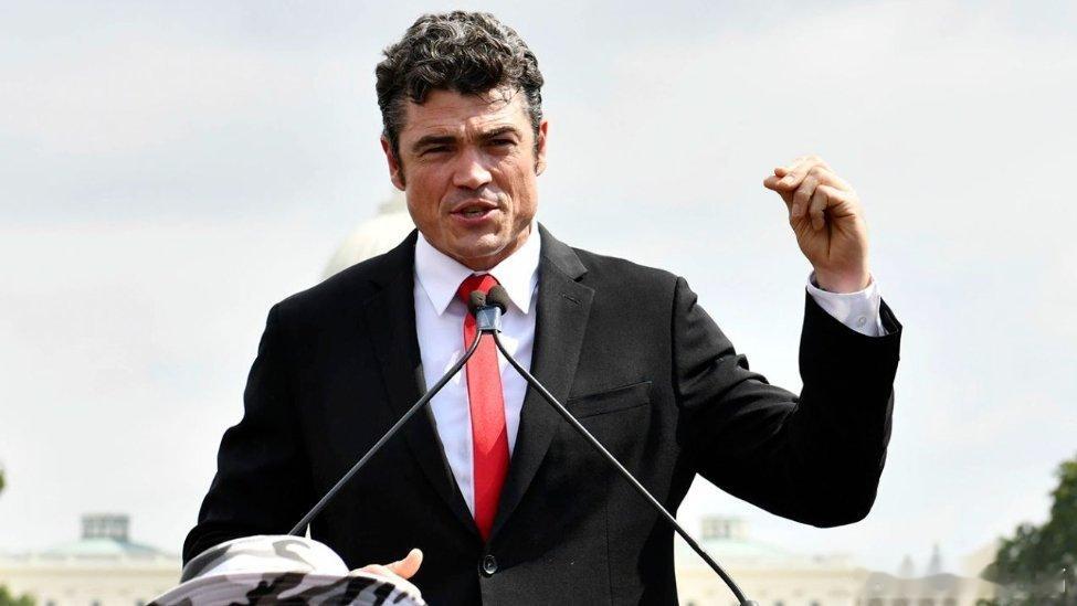 凤凰新闻【首个高官因反对伊朗战争辞职，特朗普回应】“我无法昧着良心支持正在进行的