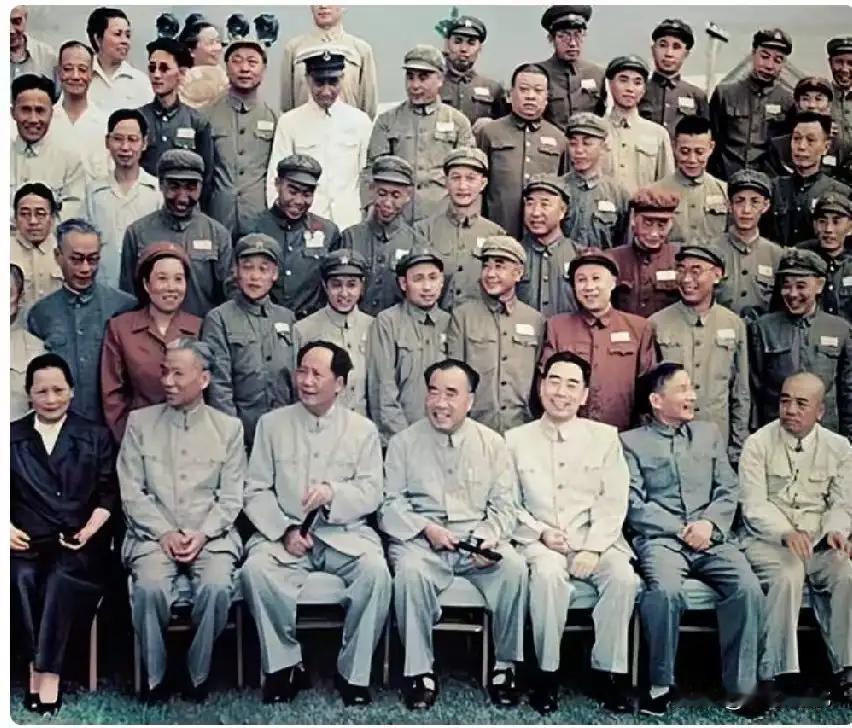 在伟人的身边，
聚集着祖国众多的人民元帅和将领，
守护着祖国人民的每一寸土地和安