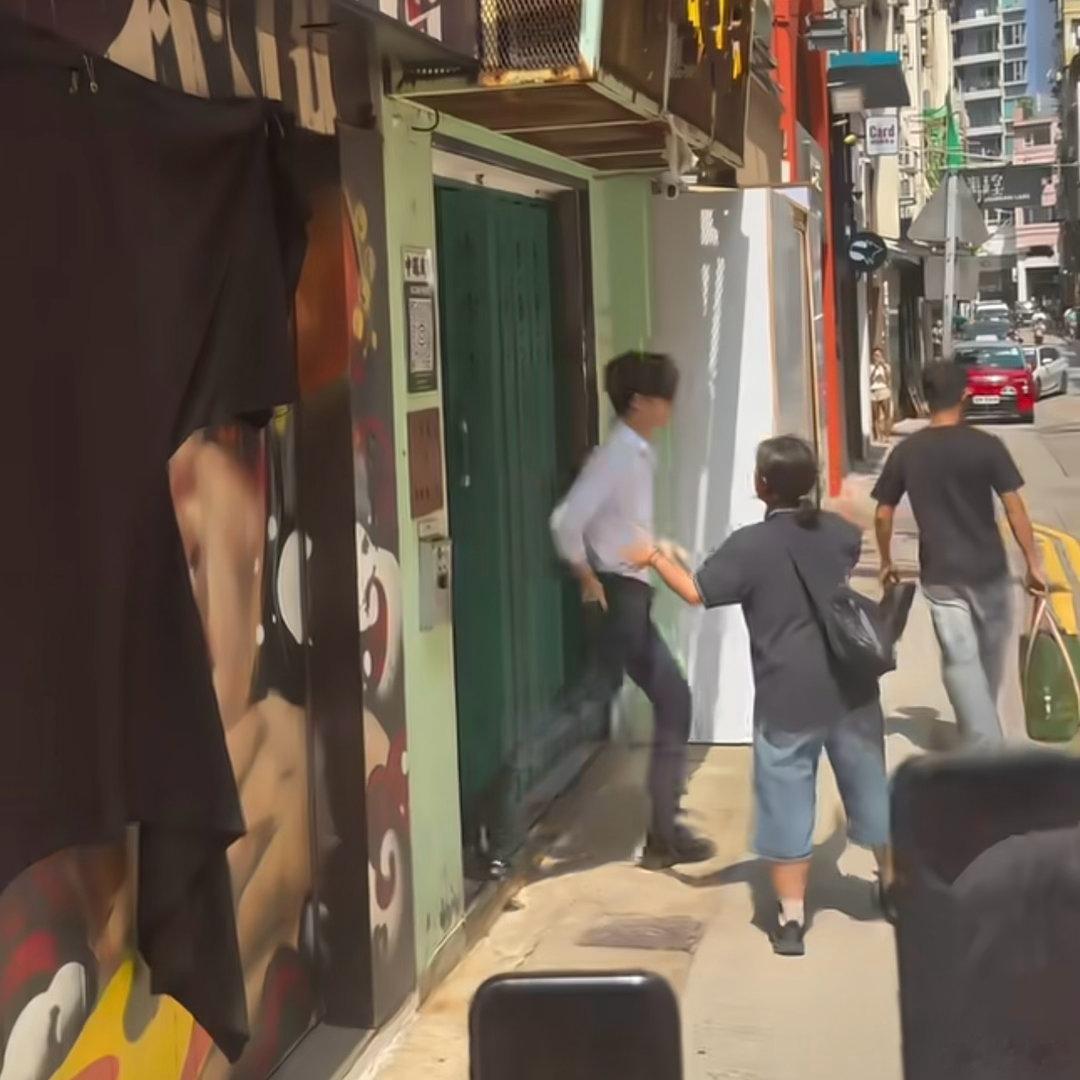 成毅带动香港旅游经济确实能看到现场的粉丝很多啊。而且是香港媒体夸的，不知道有些人