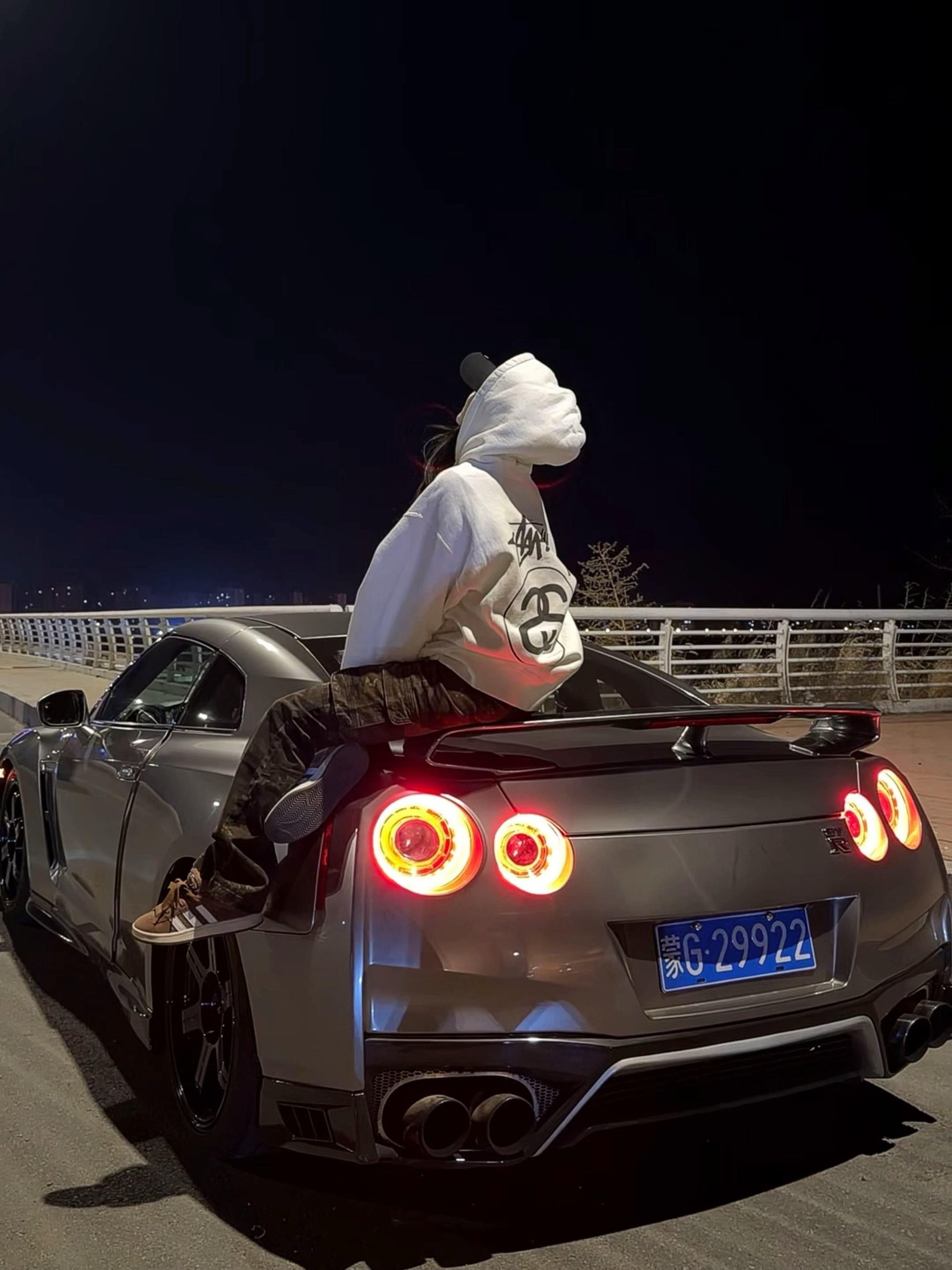 很固执 所以 夜深 开车 吹风  自愈