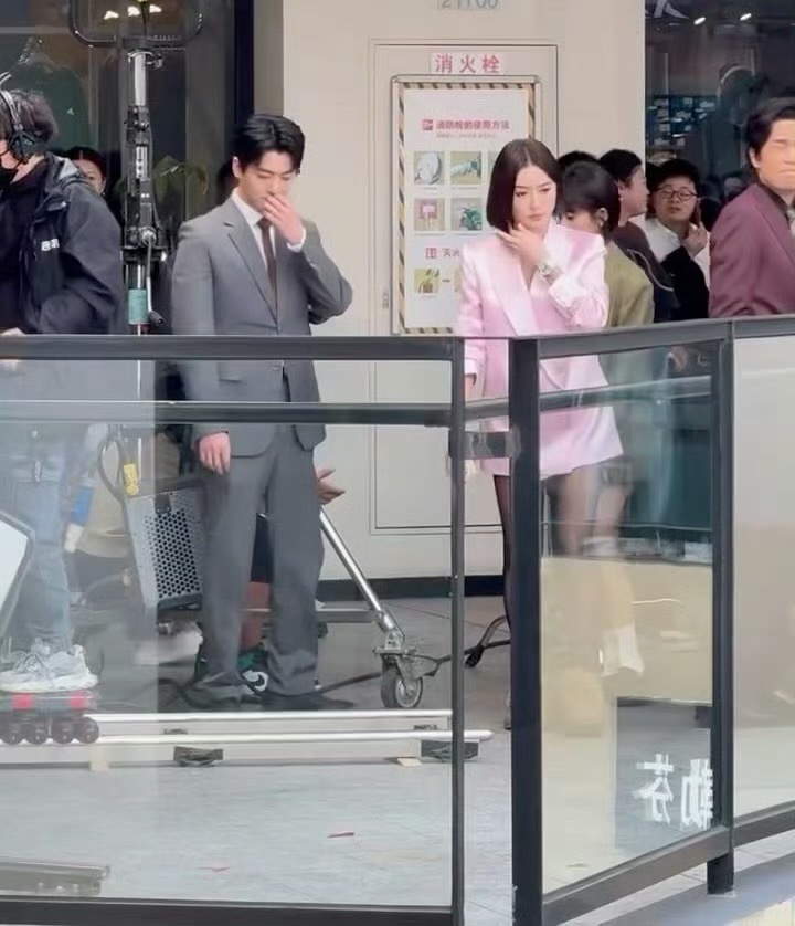 秦岚 粉色西装 谁被秦岚新剧路透杀到了？粉西装造型又美又飒，期待值拉爆！ ​​​