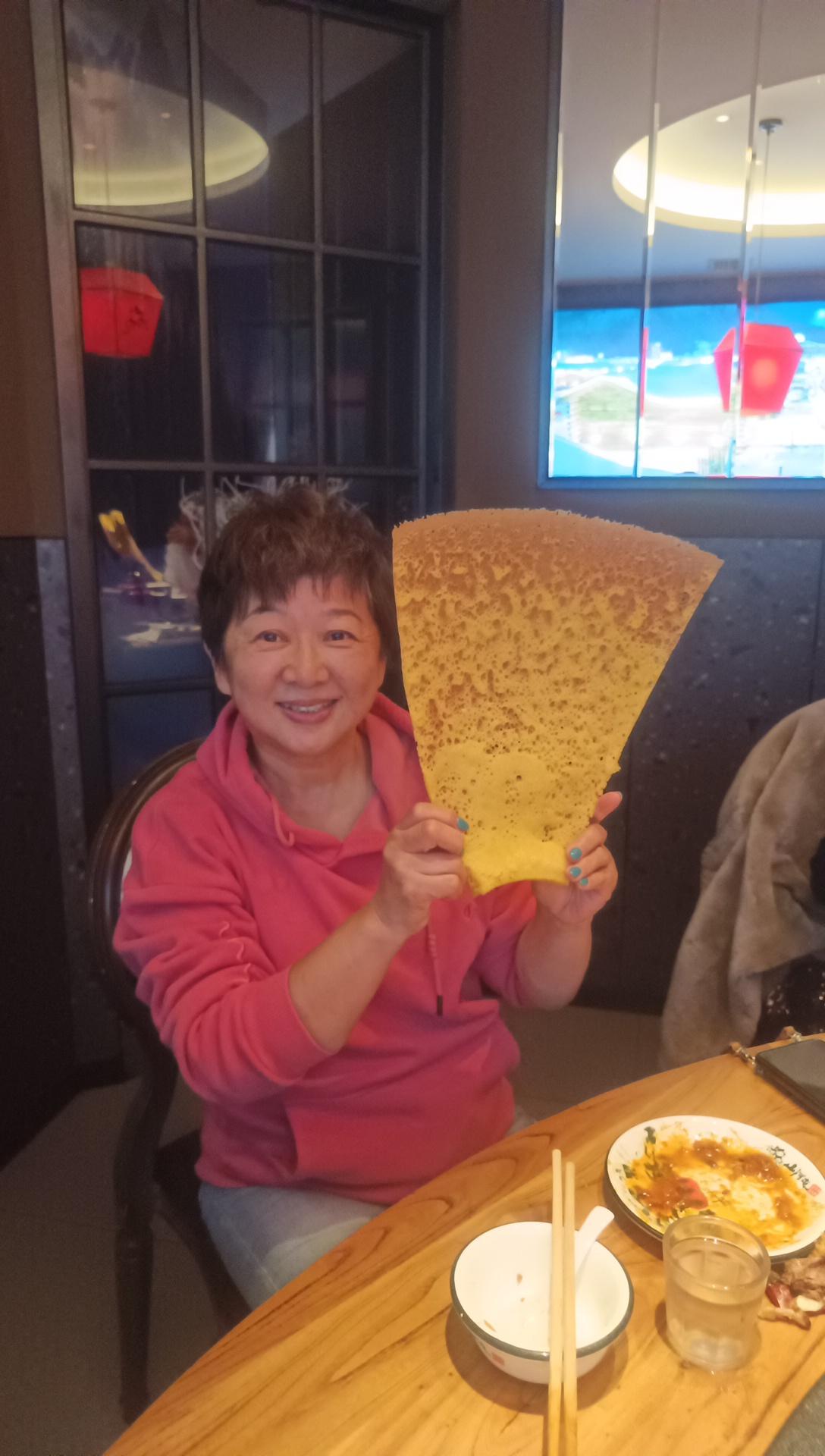 今儿在沈阳三合屯铁锅炖，可算造着稀罕物——锅出溜！
玉米面稀溜溜往热锅边一出溜，