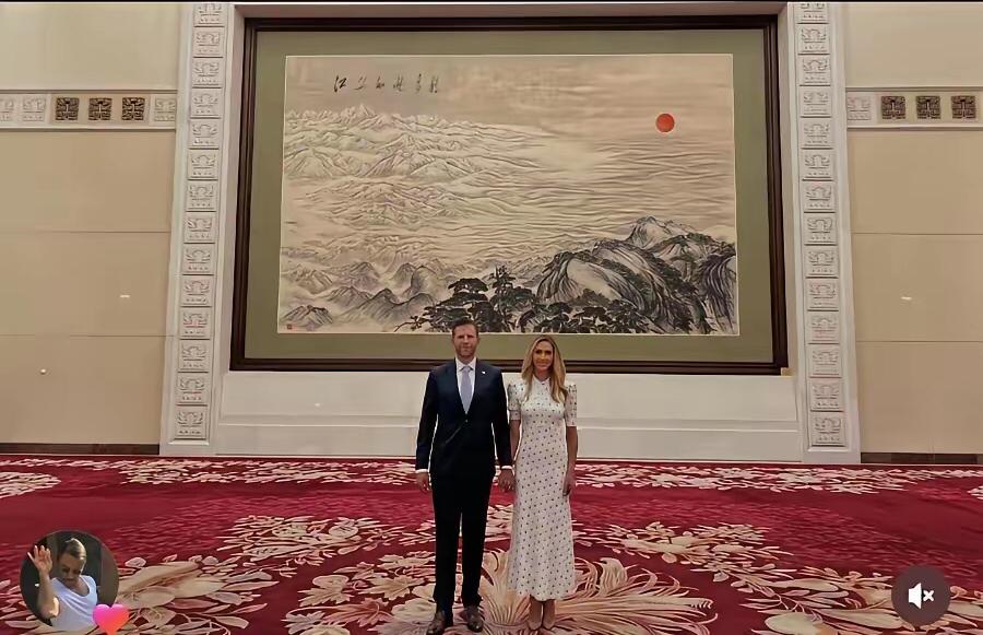 特朗普儿子发布的北京之行照片，江山如此多娇

好伟大的画作，江山如此多娇，红日升