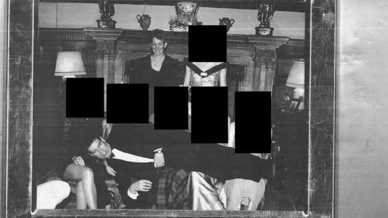 安德鲁·蒙巴顿·温莎出现在爱泼斯坦档案中。她躺在一位女性的身上。