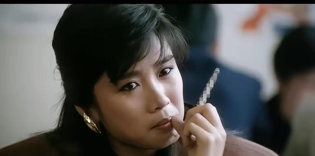 她就很奇怪，一点都不好看，但是很性感。
去看看李修贤，任达华的贼王，会有惊喜[捂