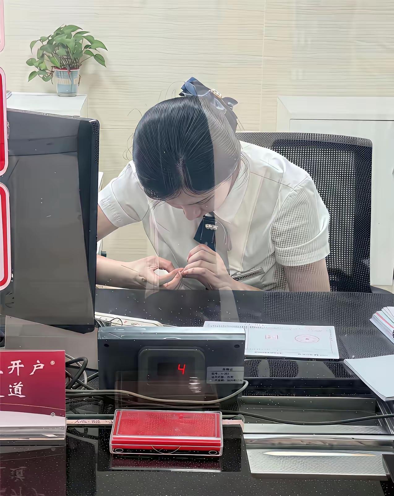 身在银行上班，无忧无虑无烦恼，开开心心漂漂亮亮过好每一天，大家说是不是这样呢？打