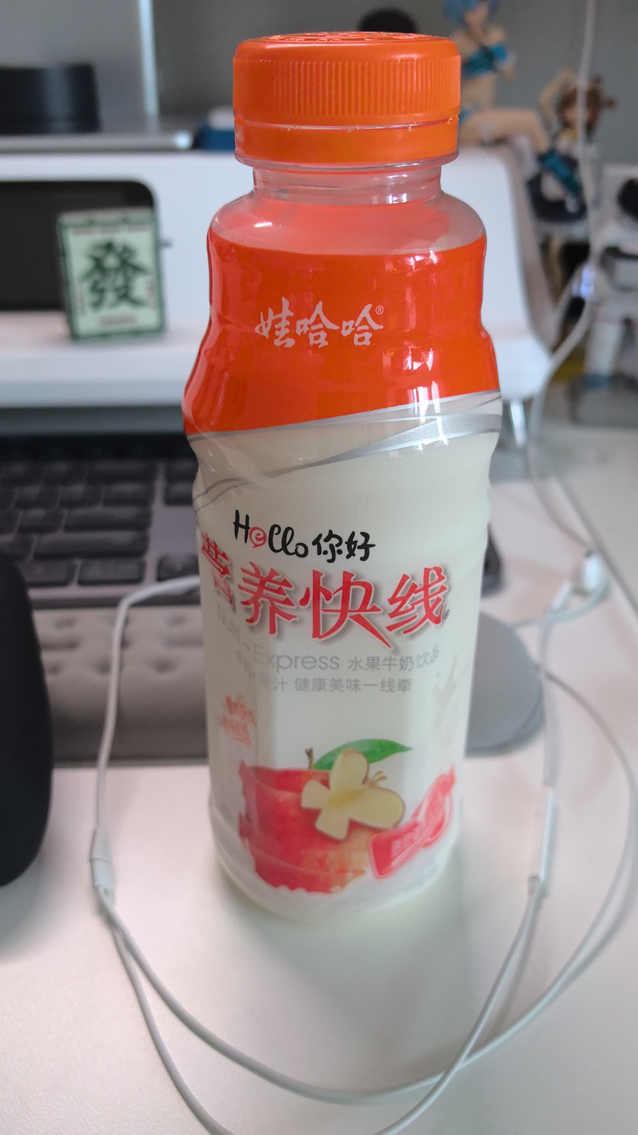 营养快线零售4块一瓶，几天不喝还挺想，草莓味最好喝 ​​​