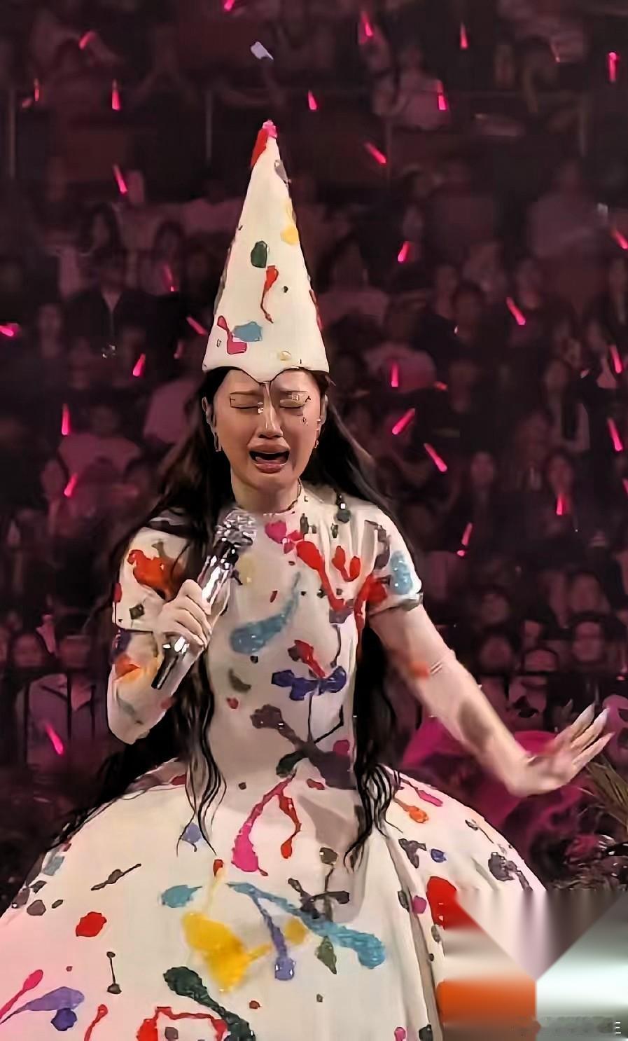 单依纯成都演唱会，唱得好好的，热搜上的却是衣服。 我就想问一句：谁给她搭的？ 那