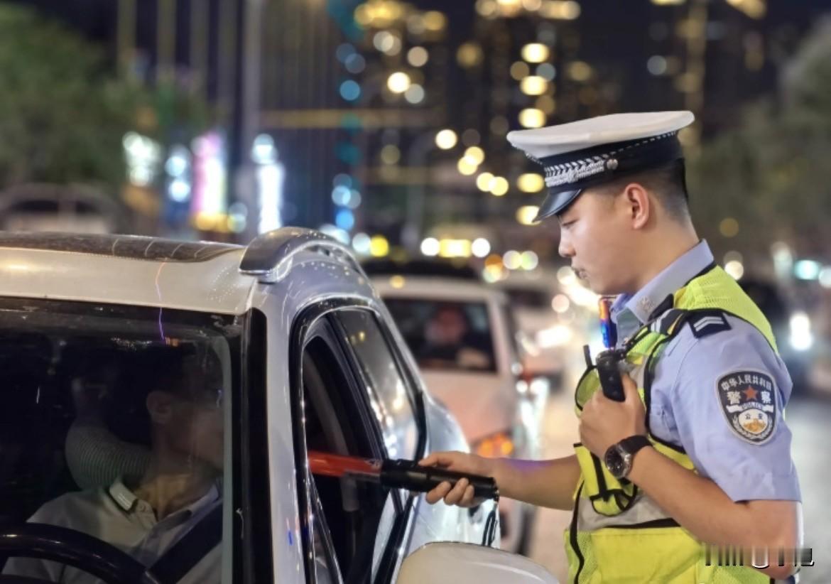 好家伙，藿香正气水当酒喝，还能喝到判刑？这不是笑话，是真事儿。浙江的郭某，就这么